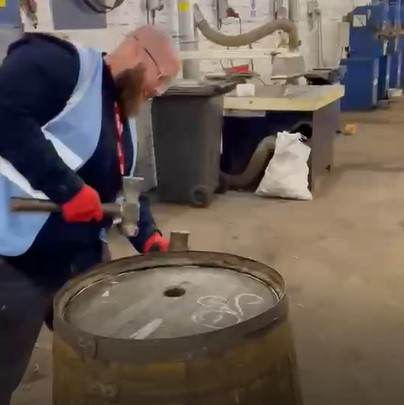 Levente hordókészítés közben